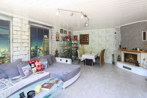 Großes Wohnzimmer - 4 Zimmer Einfamilienhaus zum Kaufen in Berlin