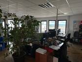 Bürofläche Gesamt - Penthouse-Büro mit Dachterrasse, Flughafenblick, komplett möbliert, sofort frei