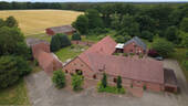 Gesamtansicht - Attraktiver Resthof mit zwei Wohneinheiten und Tierhaltung in Niedersachsen