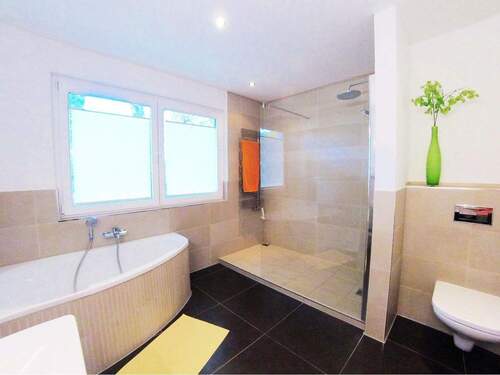Badezimmer mit Regendusche - 