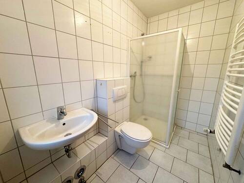 renovierungsbedürftiges Duschbad - 