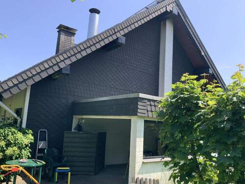 Westansicht mit Gartenlaube - 1 Zimmer Einfamilienhaus in Winterberg