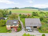 Wohnhaus links und Scheune rechts - Großzügiges Bauernanwesen mit Haus, Scheune und Wiesengrundstück