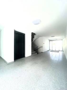 Eingangsbereich mit Aufzug - 