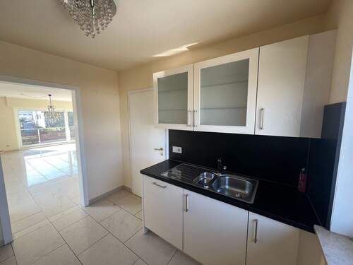 Küche mit Blick zum Wohnen-/Essen - 