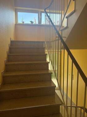helles und freundliches Treppenhaus - 