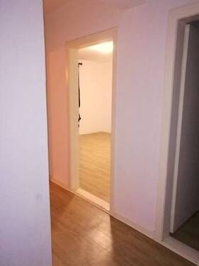 alles mit Laminat ausgelegt - 1 Zimmer Mehrfamilienhaus, Wohnhaus in Bremen