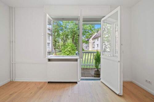 Ausblick in den Garten - Ihr saniertes Gartenidyll mit Sonnenbalkon - Provisionsfrei in Bestlage Westend!