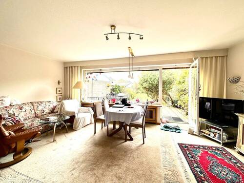 Wohnzimmer mit Zugang zum Garten - 