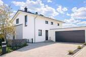 Hausansicht - Zuhause mit Zukunft - modernes KfW-40 Plus Einfamilienhaus mit Terrasse, Whirlpool & Doppelgarage
