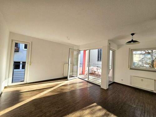 Wohnzimmer in Richtung Balkon - 2 Zimmer Etagenwohnung in Denkingen