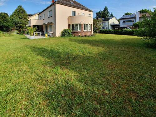 Grundstück mit Blick auf Nachbarhaus - Imponierendes Baugrundstück in gewachsenener,sonniger Lage