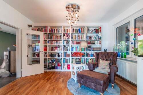 Bibliothek im Wohnzimmerbereic - Bungalow mit 125,00 m&sup2; in Burgdorf zum Kaufen
