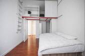Schlafzimmer mit Hochebene - 2 Zimmer Etagenwohnung in Berlin