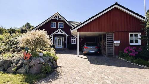 Ansicht mit Carport.jpg - Idyllisches Landhaus in Waabs an der Ostsee