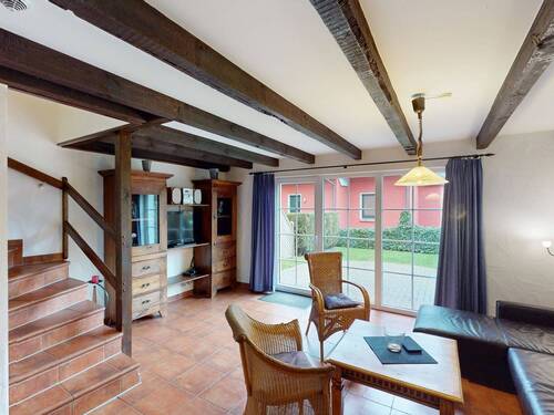 Blick in den Wohnbereich und Zugang zur Sonnenterrasse im Erdgeschoss - 3 Zimmer Etagenwohnung in Ostseeheilbad Zingst