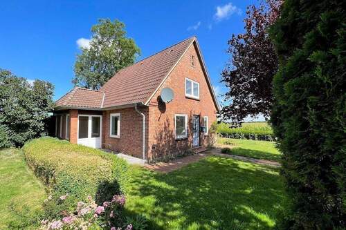 Außenansicht mit Terasse (Südwest) - Attraktive Ortsrandlage: Charmanter Rotkliner wartet auf Revitalisierung... (oder realisieren Sie hier Ihren Neubau unter Reet)