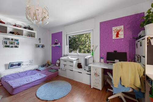 Praktisches, separat gelegenes Zimmer mit eigenem Duschbad - 