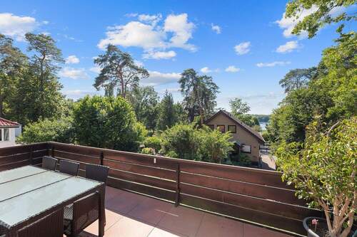 Terrasse mit Blick auf den See - 
