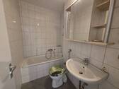 Bad mit Wanne, WC, Spiegelschrank und Waschbecken - 