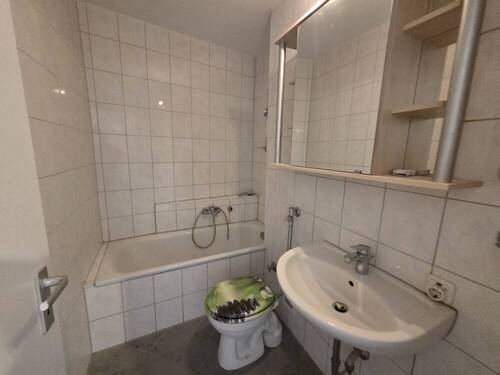 Bad mit Wanne, WC, Spiegelschrank und Waschbecken - 
