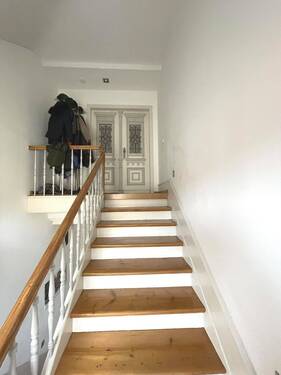 Treppenaufgang zur Wohnung im DG - 