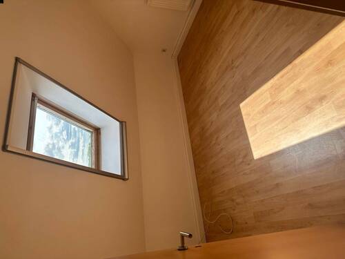 Heller Raum mit Fenster - 