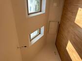 Helles Zimmer mit Dachfenstern - Gemütliche 2-Raum-Dachgeschosswohnung mit Einbauküche in Großkochberg - Ländliche Ruhe & moderner Komfort