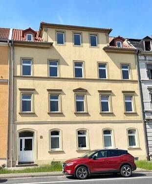 Hausansicht - Großzügige Dachgeschosswohnung in zentraler Lage