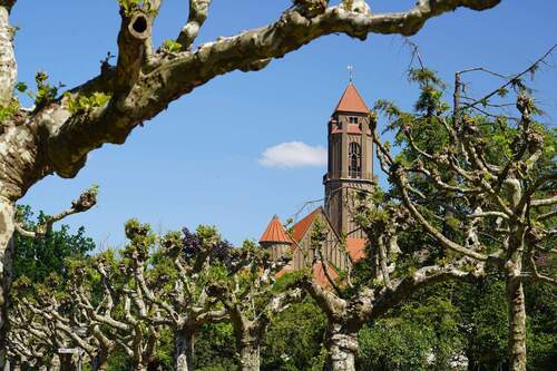 Blick auf die Pauluskirche aus der Allee - Mehrfamilienhaus, Wohnhaus mit 160,00 m&sup2; in Darmstadt zum Kaufen