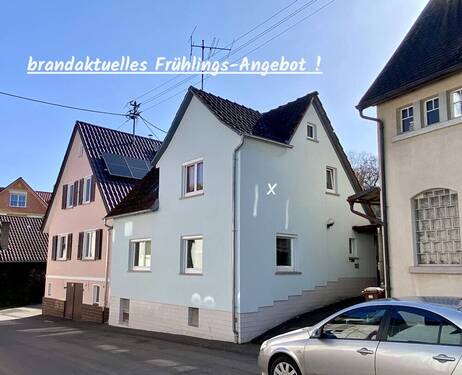 Hausansicht von Nordwest - *** kleines, aber sehr feines Einfamilienhaus mit Gärtchen ... und PKW-Stellplatz ! ***