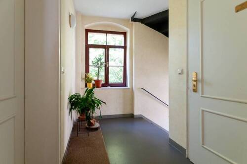 Wohnungstür Blickrichtung Treppenaufgang - 