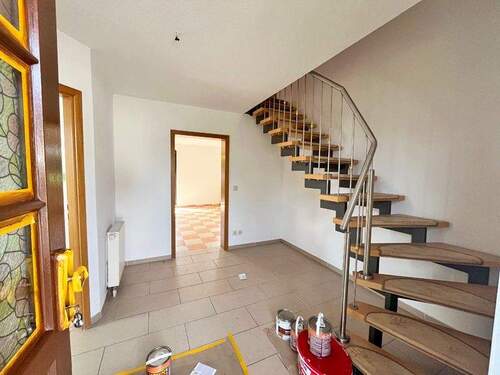 Hauseingangsbereich - 4 Zimmer Mehrfamilienhaus, Wohnhaus in Grimma