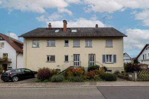 Bild 1 - 5-Familienhaus mit Weitblick & Entwicklungsgrundstück - vielseitige Bebauungsmöglichkeiten mit Zukunftspotenzial