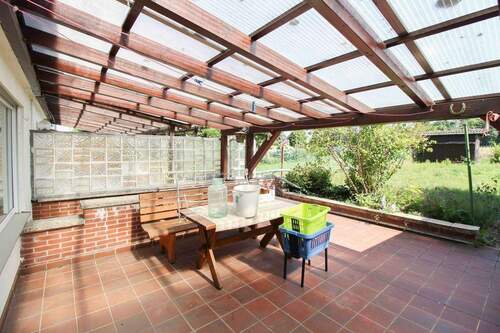 Überdachte Terrasse - 5 Zimmer Einfamilienhaus zum Kaufen in Bad Salzdetfurth