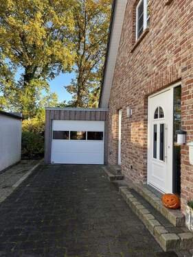 Auffahrt mit Garage - 