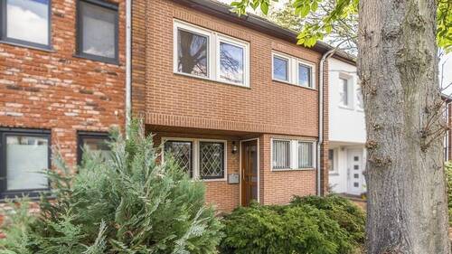 Hausansicht Front - Ihr neues Zuhause: Reihenmittelhaus mit sonnigem Garten und Gestaltungsspielraum in bester Wohnlage