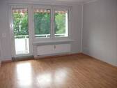 Wohnzimmer mit Zugang Balkon - 