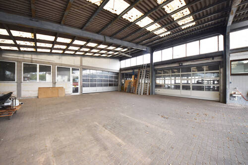 2 Einfahrt 2 Hallenabteilungen - 