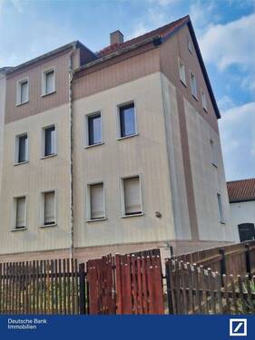 Vorderansicht - Solide Doppelhaushälfte mit großem Garten