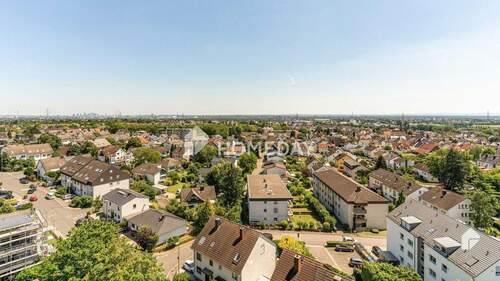 Ausblick - Panoramablick auf Frankfurt - modern geschnittene 3-Zimmer-Wohnung mit Südbalkon