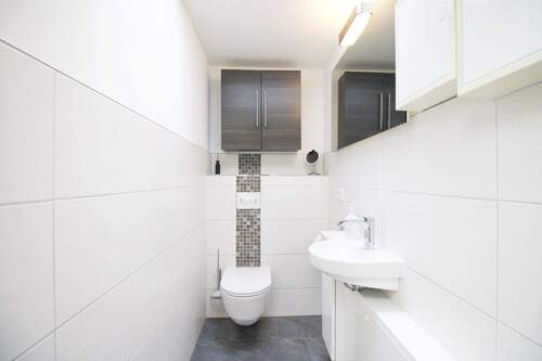 modernes Gäste-WC - 