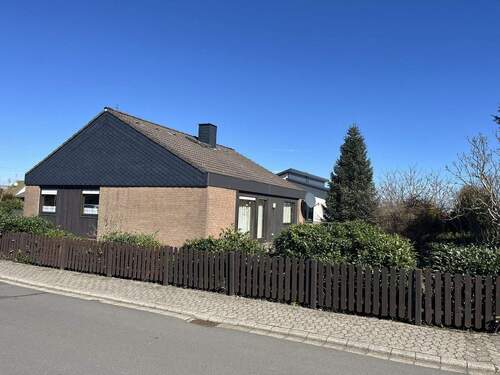 Hausansicht - 4 Zimmer Einfamilienhaus zur Miete in Langenfeld