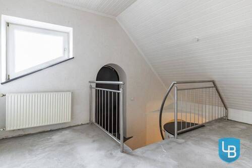 Flur DG mit Zugang zum Studiobereich - 