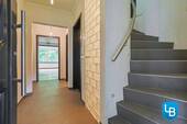 Flur mit Treppenaufgang - 