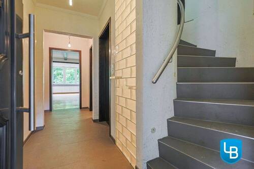 Flur mit Treppenaufgang - 