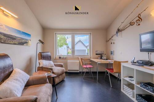 Lichtdurchflutet und gemütlich – ein Wohnzimmer, das Ruhe und Wärme ausstrahlt. 5 - Bad Urach - 23-07-2025 - 44 - 