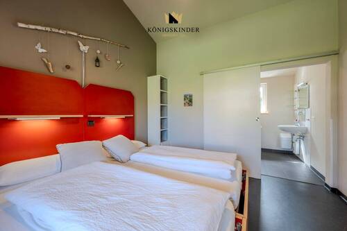 Schlafzimmer mit barrierefreiem Pflegebett – für erholsame Nächte und ein sicheres Wohngefühl. - 