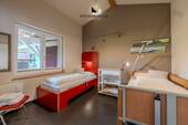 Komfort ohne Kompromisse – das Schlafzimmer mit Pflegebett ist funktional und stilvoll zugleich.5 - Bad Urach - 23-07-2025 - 48 - 