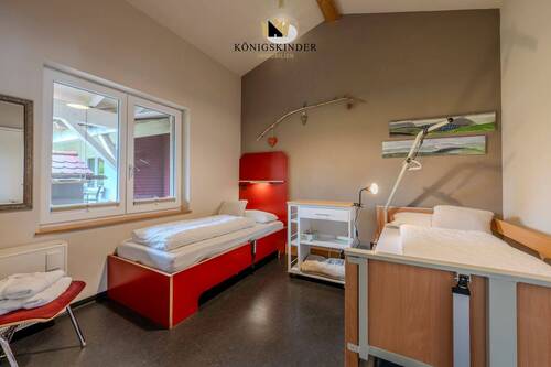 Komfort ohne Kompromisse – das Schlafzimmer mit Pflegebett ist funktional und stilvoll zugleich.5 - Bad Urach - 23-07-2025 - 48 - 